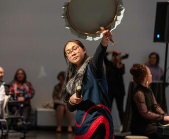 Une femme inuite interprète une pièce de musique culturelle