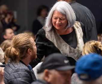 La gouverneure générale Mary Simon s'adresse à un homme dans la foule