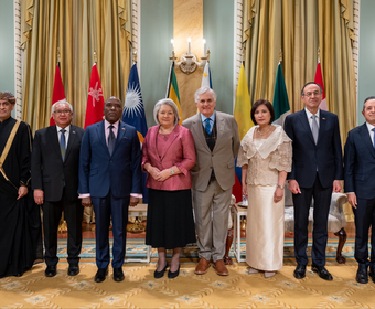 Une photo de groupe avec la gouverneure générale Simon et cinq nouveaux chefs de mission. 